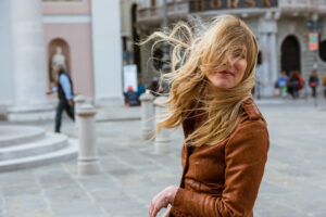 Styling Hair & Outfit by Bora”Styling Hair & Outfit by Bora” L’outfit e le messe in piega delle persone e non solo, durante una giornata primaverile con la Bora. Realizzato tra le strade del centro di Trieste, racconta la convivenza dei cittadini di Trieste con la Bora, il famoso vento di Trieste.